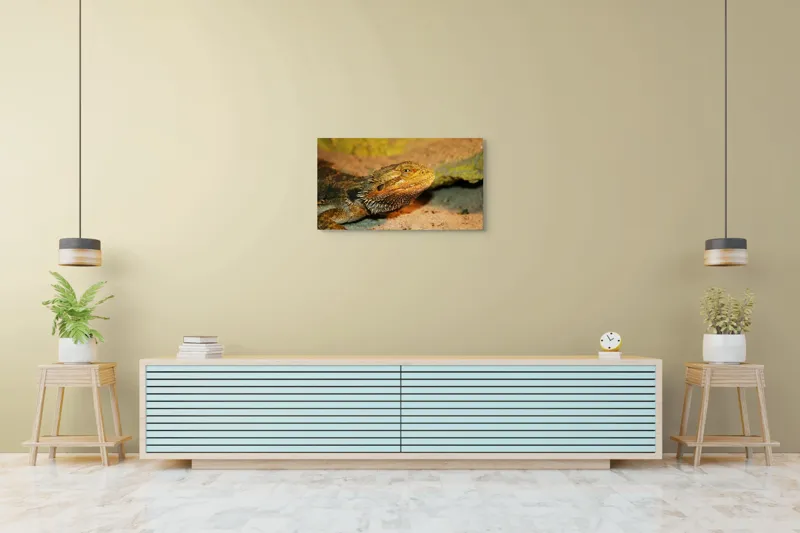 Tablou Canvas, "Dragonul barbos odihnindu-se pe nisip", Șopârlă, Nisip, Textură, Ochi, Solzi, Habitat, Reptilă, Culoare, Detaliu, Furtunoasă, 90 x 50 cm – poza 5