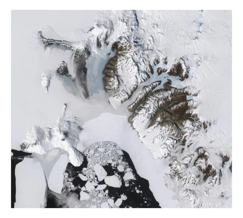 Tablou Canvas, "Peisaj înzăpezit din Antarctica văzut de sus", Alb, Ghețar, Munți, Gheață, Apă, Contrast, Peisaj, Frig, Natură, Vârfuri, Zăpadă, 39 x 26 cm