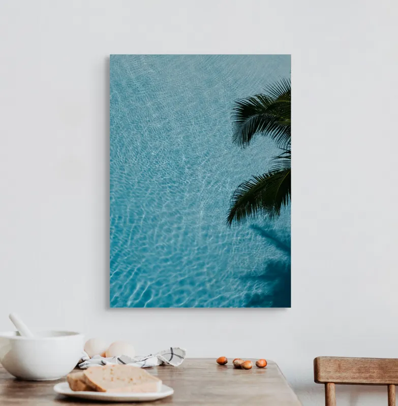 Tablou Canvas, "Palmier la marginea piscinei cristaline", Lumină, Apă, Palmier, Reflexie, Serenitate, 50 x 70 cm – poza 3