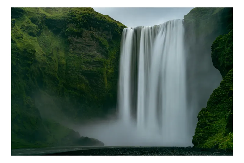 Tablou Canvas, "Cascada grandioasă între stânci verzi", Cascadă, Măreție, Natură, Verdeață, Apă, Putere, Ploaie, Stânci, Curgere, Mister, 90 x 50 cm