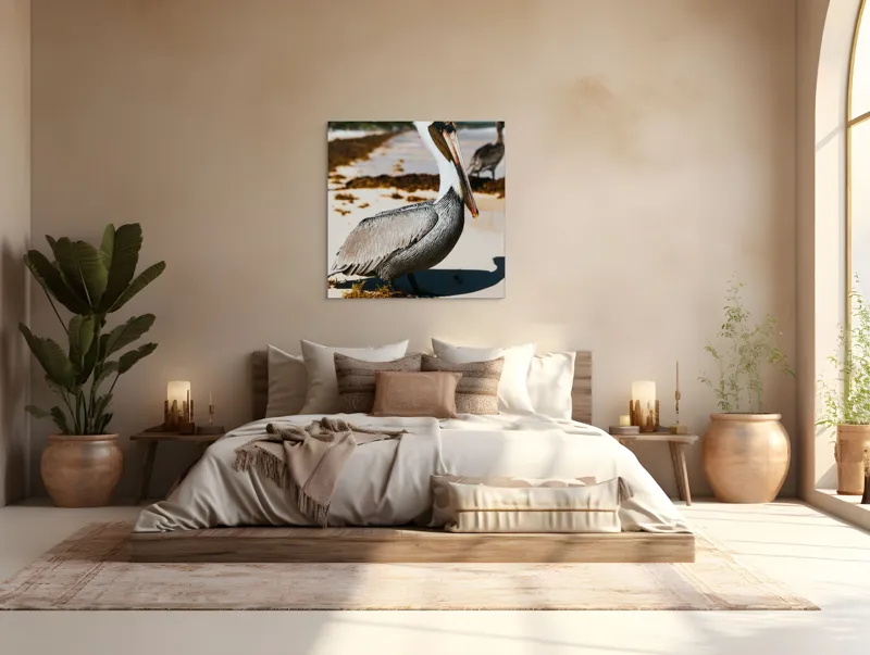 Tablou Canvas, "Pelican visător pe plajă însorită", Pelican, Plajă, Mare, Nisip, Alge, Cer Albastru, Pene, Pasăre, Apă, Natură, 100 x 100 cm – poza 4