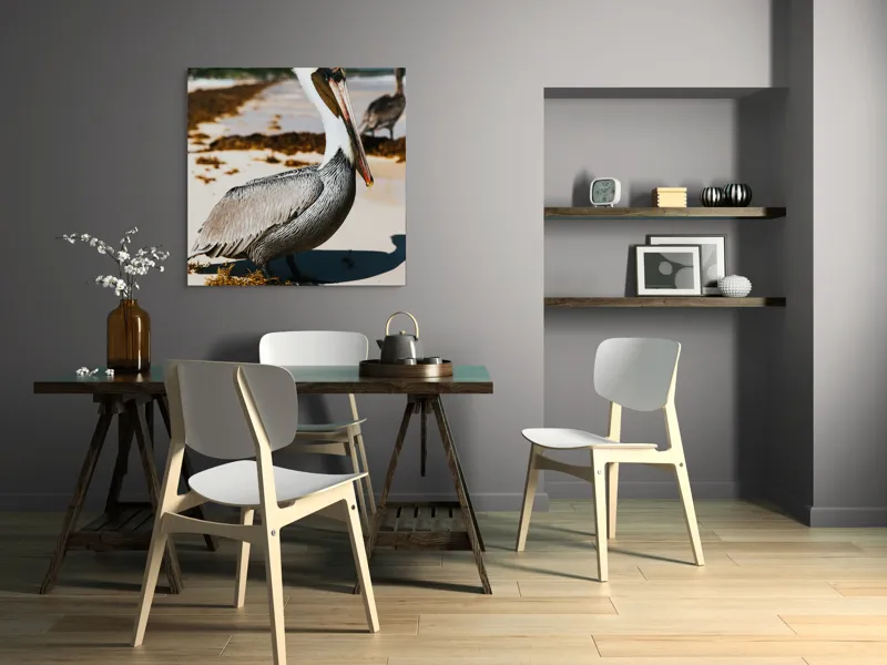 Tablou Canvas, "Pelican visător pe plajă însorită", Pelican, Plajă, Mare, Nisip, Alge, Cer Albastru, Pene, Pasăre, Apă, Natură, 100 x 100 cm – poza 6