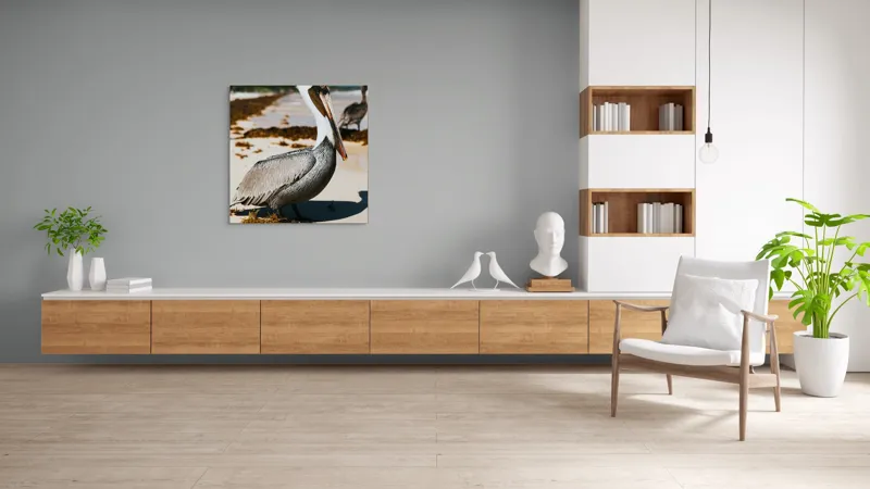 Tablou Canvas, "Pelican visător pe plajă însorită", Pelican, Plajă, Mare, Nisip, Alge, Cer Albastru, Pene, Pasăre, Apă, Natură, 100 x 100 cm – poza 8