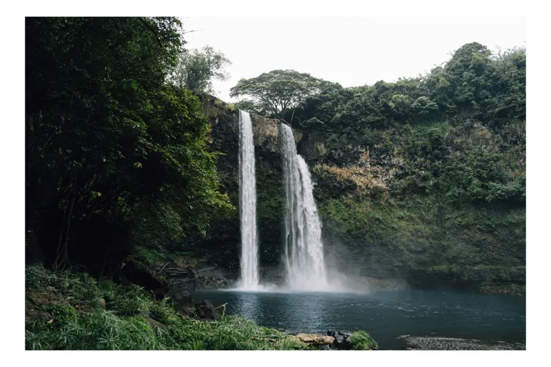 Tablou Canvas, "Cascada printre arborii înalți ai pădurii", Cascadă, Natură, Verdeață, Stânci, Apă, Liniște, Pădure, Cădere, Spectacol, Răcoros, 70 x 50 cm