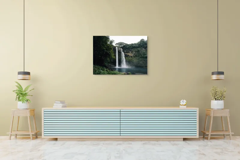 Tablou Canvas, "Cascada printre arborii înalți ai pădurii", Cascadă, Natură, Verdeață, Stânci, Apă, Liniște, Pădure, Cădere, Spectacol, Răcoros, 100 x 70 cm – poza 4