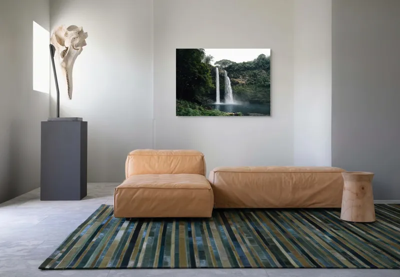 Tablou Canvas, "Cascada printre arborii înalți ai pădurii", Cascadă, Natură, Verdeață, Stânci, Apă, Liniște, Pădure, Cădere, Spectacol, Răcoros, 100 x 70 cm – poza 7