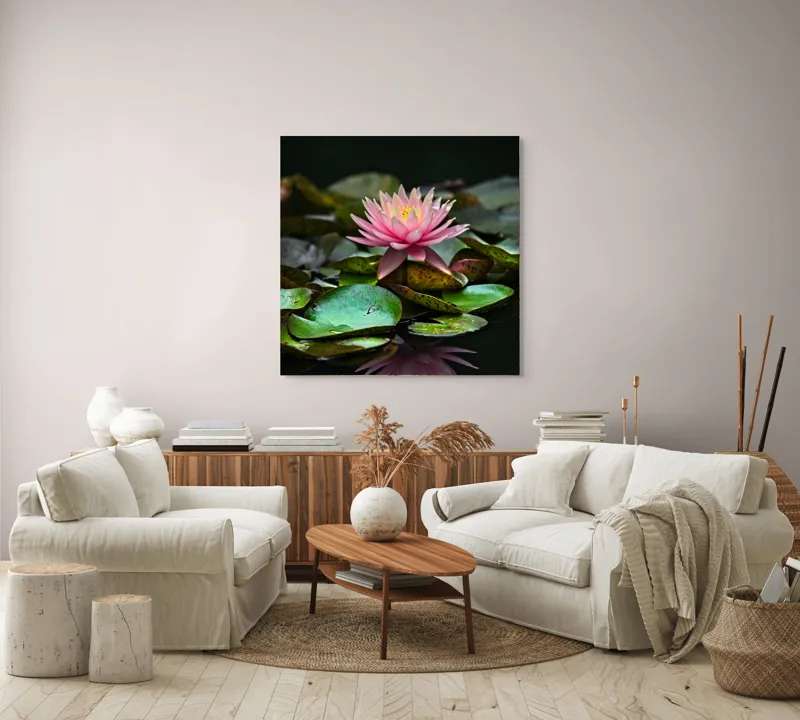 Tablou Canvas, "Lotus senin pe apa întunecată", Floare, Lac, Frunza, Apă, Reflecție, Natură, Tranquilitate, Petale, Verde, Roz, 100 x 100 cm – poza 3