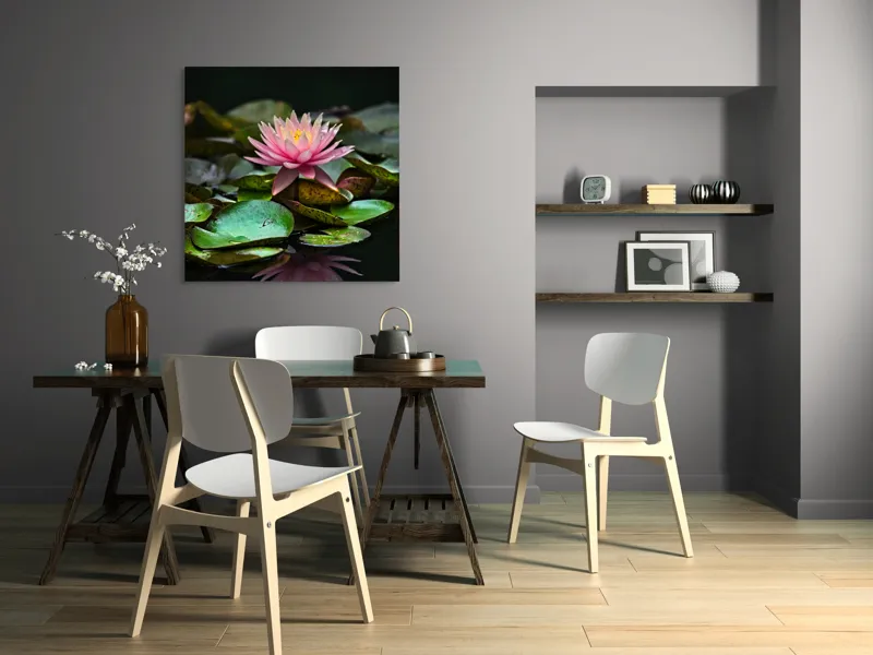 Tablou Canvas, "Lotus senin pe apa întunecată", Floare, Lac, Frunza, Apă, Reflecție, Natură, Tranquilitate, Petale, Verde, Roz, 100 x 100 cm – poza 6