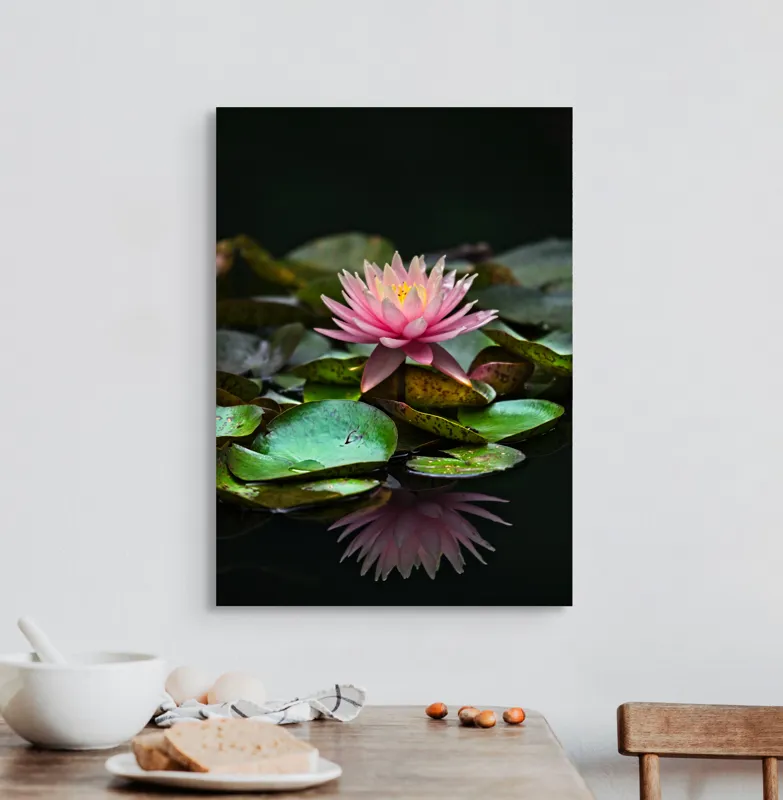 Tablou Canvas, "Lotus senin pe apa întunecată", Floare, Lac, Frunza, Apă, Reflecție, Natură, Tranquilitate, Petale, Verde, Roz, 50 x 70 cm – poza 3