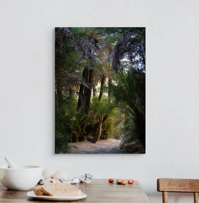 Tablou Canvas, "Poteca ascunsă în junglă misterioasă", Palmieri, Frunziș, Umbre, Pământ, Lumină, Vegetație, Trunchiuri, 50 x 70 cm – poza 3