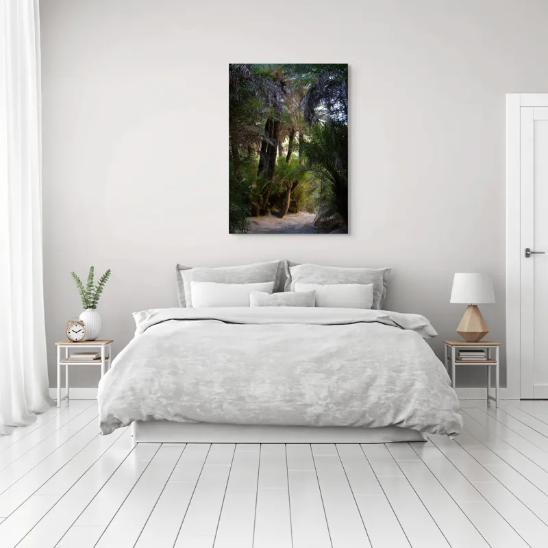 Tablou Canvas, "Poteca ascunsă în junglă misterioasă", Palmieri, Frunziș, Umbre, Pământ, Lumină, Vegetație, Trunchiuri, 70 x 100 cm – poza 3