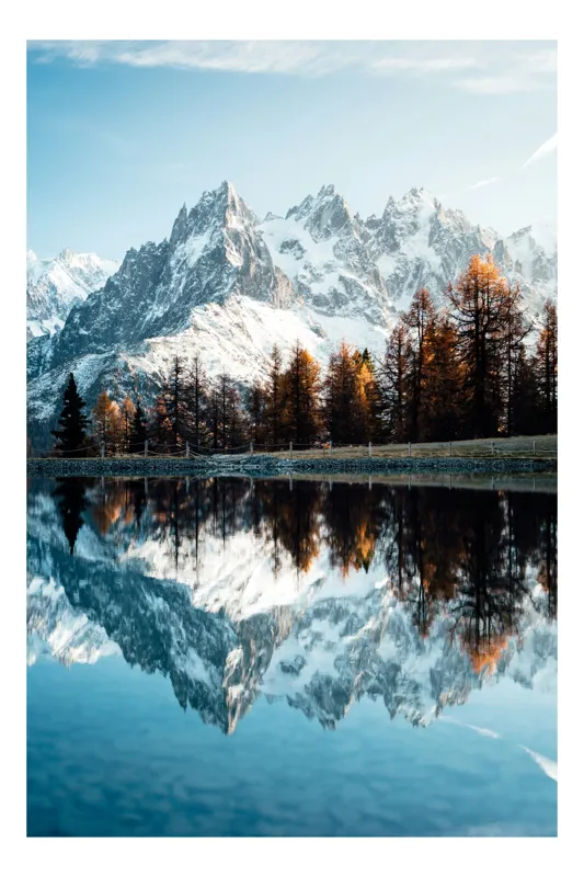 Tablou Canvas, "Reflecții alpine în oglinda lacului", Munți, Reflecție, Copaci, Apă, Cer, Zăpadă, Toamnă, Liniște, Majestuos, Natură, 100 x 100 cm