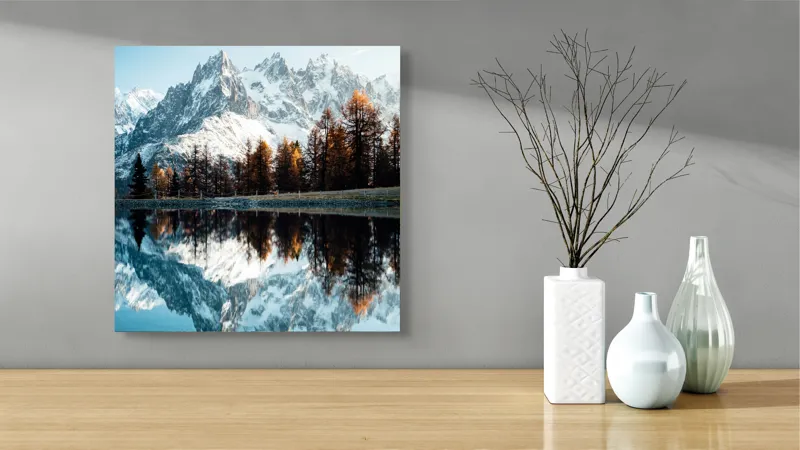 Tablou Canvas, "Reflecții alpine în oglinda lacului", Munți, Reflecție, Copaci, Apă, Cer, Zăpadă, Toamnă, Liniște, Majestuos, Natură, 50 x 50 cm – poza 3