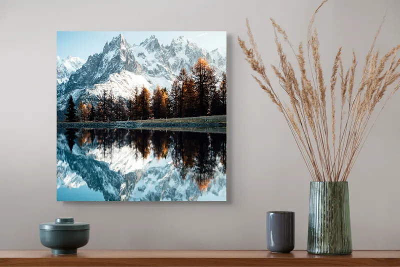 Tablou Canvas, "Reflecții alpine în oglinda lacului", Munți, Reflecție, Copaci, Apă, Cer, Zăpadă, Toamnă, Liniște, Majestuos, Natură, 50 x 50 cm – poza 4