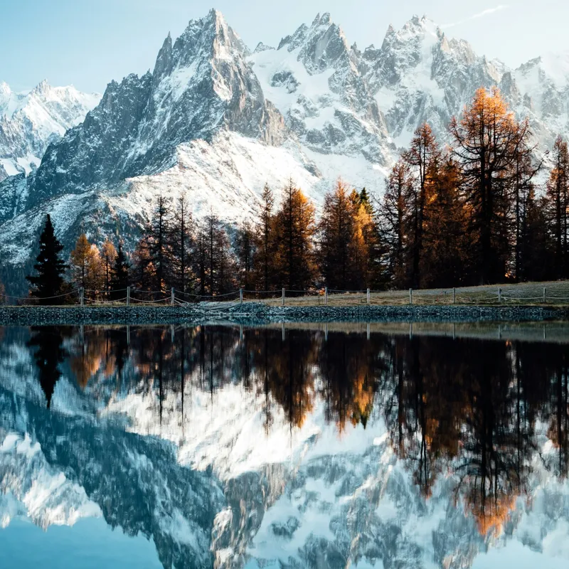 Tablou Canvas, "Reflecții alpine în oglinda lacului", Munți, Reflecție, Copaci, Apă, Cer, Zăpadă, Toamnă, Liniște, Majestuos, Natură, 50 x 50 cm – poza 2