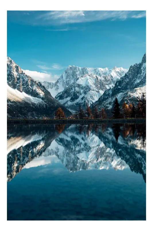 Tablou Canvas, "Reflexii alpine pe lacul înghețat", Munte, Lac, Cer, Reflecție, Zăpadă, Pini, Priveliște, Seninătate, Natură, Tihnă, 50 x 70 cm
