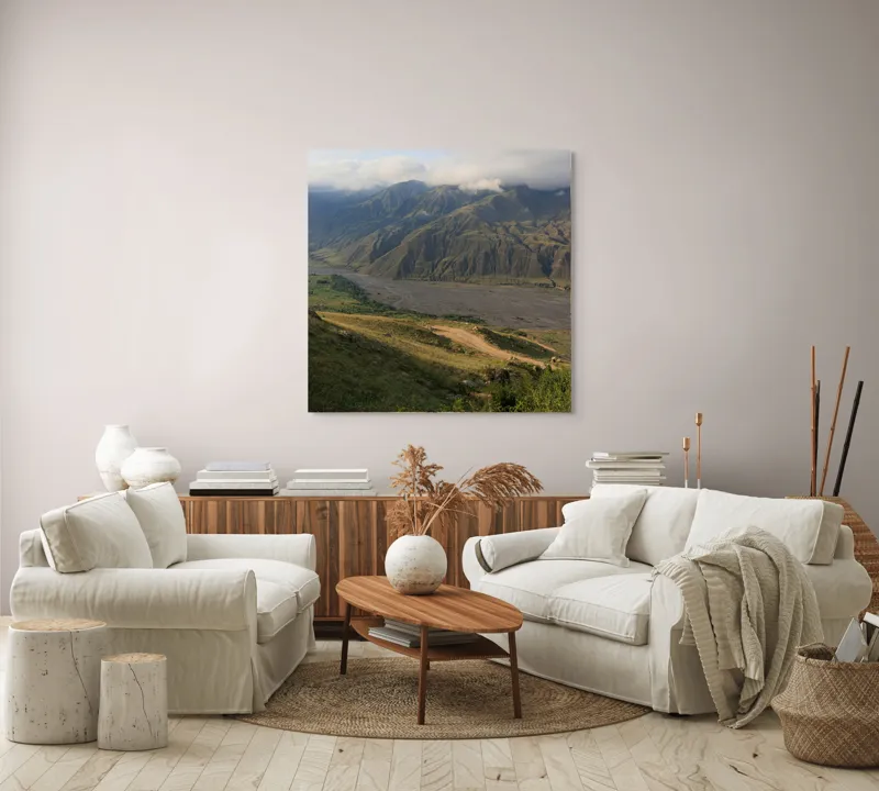 Tablou Canvas, "Valea misterioasă sub cerul înnourat", Pajiște, Munți, Nor, Râu, Vale, Verdeață, Cer, Umbre, Natură, Peisaj, 100 x 100 cm – poza 3