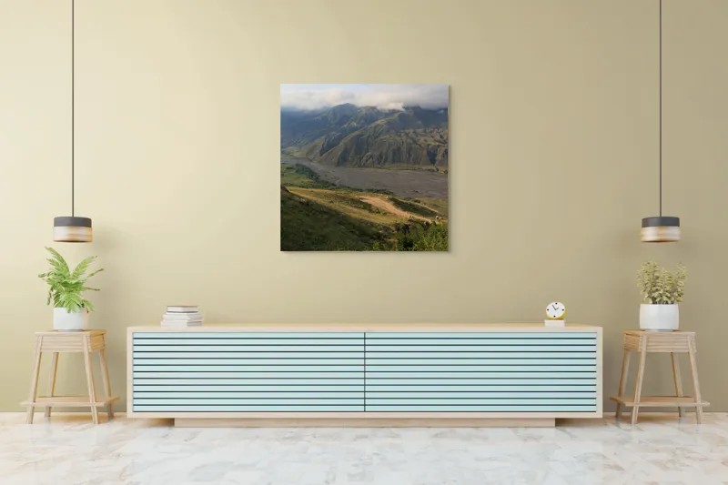 Tablou Canvas, "Valea misterioasă sub cerul înnourat", Pajiște, Munți, Nor, Râu, Vale, Verdeață, Cer, Umbre, Natură, Peisaj, 100 x 100 cm – poza 5