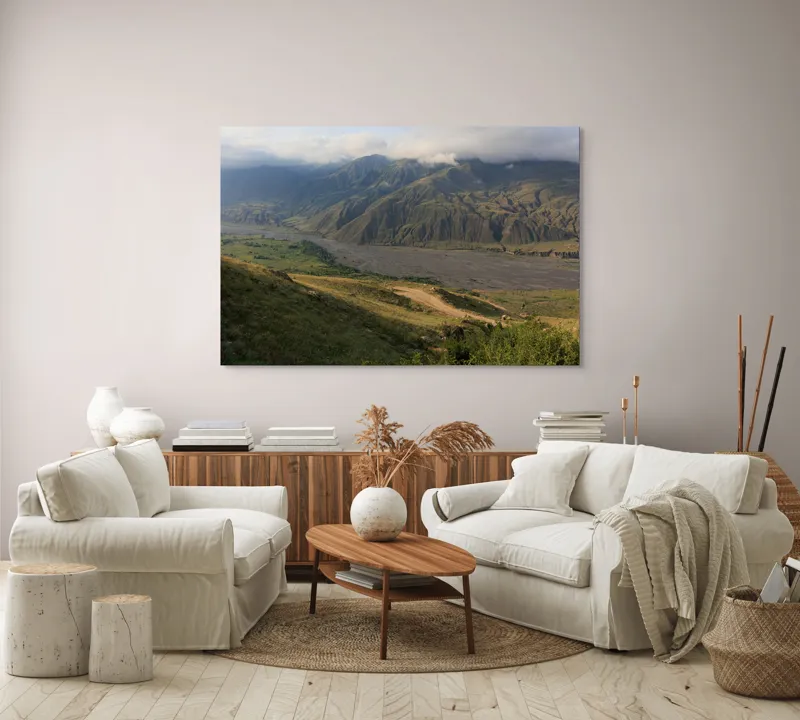 Tablou Canvas, "Valea misterioasă sub cerul înnourat", Pajiște, Munți, Nor, Râu, Vale, Verdeață, Cer, Umbre, Natură, Peisaj, 150 x 100 cm – poza 3