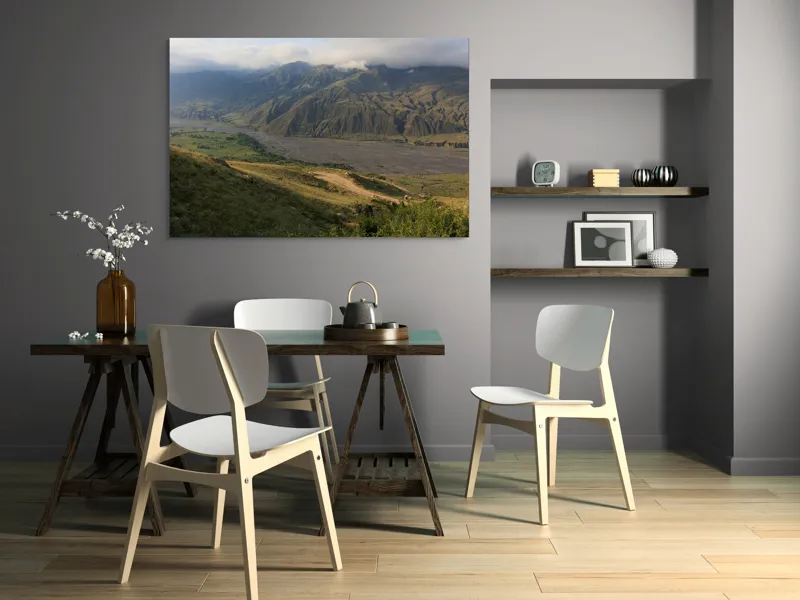Tablou Canvas, "Valea misterioasă sub cerul înnourat", Pajiște, Munți, Nor, Râu, Vale, Verdeață, Cer, Umbre, Natură, Peisaj, 150 x 100 cm – poza 5