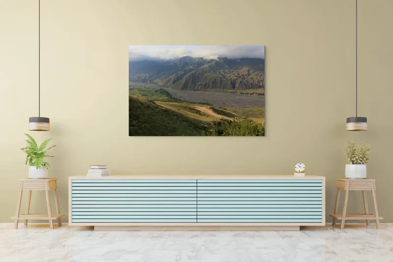 Tablou Canvas, "Valea misterioasă sub cerul înnourat", Pajiște, Munți, Nor, Râu, Vale, Verdeață, Cer, Umbre, Natură, Peisaj, 150 x 100 cm – poza 6