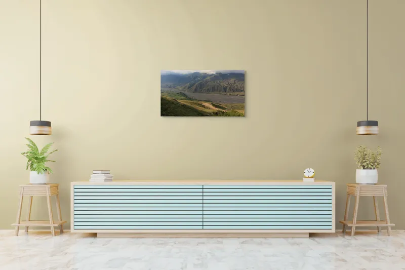 Tablou Canvas, "Valea misterioasă sub cerul înnourat", Pajiște, Munți, Nor, Râu, Vale, Verdeață, Cer, Umbre, Natură, Peisaj, 90 x 50 cm – poza 5