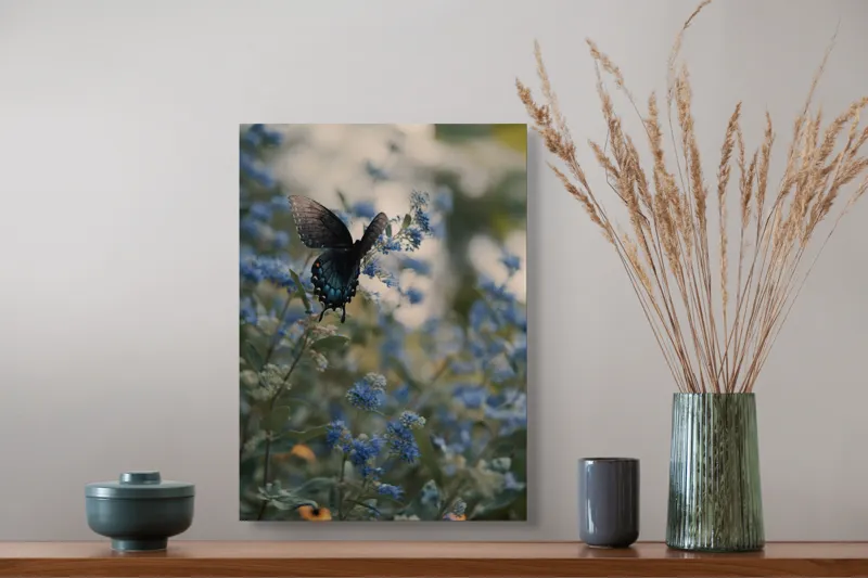 Tablou Canvas, "Fluture albastru pe flori sălbatice", Fluture, Delicat, Flori, Albastru, Natura, Frumusețe, Fragilitate, Vise, Lumină, 39 x 54 cm – poza 3