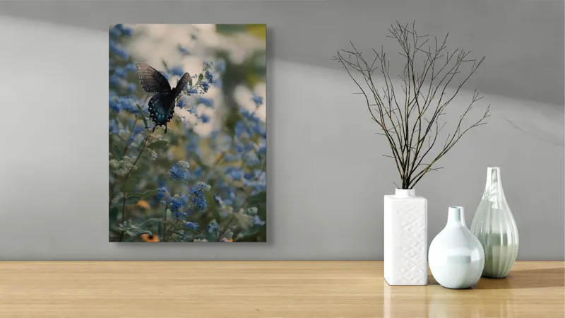 Tablou Canvas, "Fluture albastru pe flori sălbatice", Fluture, Delicat, Flori, Albastru, Natura, Frumusețe, Fragilitate, Vise, Lumină, 39 x 54 cm – poza 4