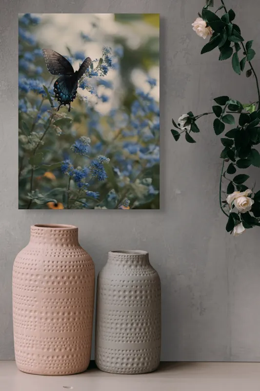 Tablou Canvas, "Fluture albastru pe flori sălbatice", Fluture, Delicat, Flori, Albastru, Natura, Frumusețe, Fragilitate, Vise, Lumină, 39 x 54 cm – poza 6