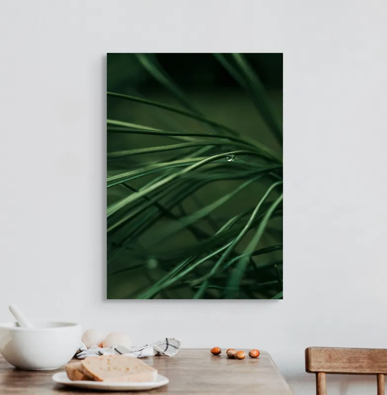 Tablou Canvas, "Roua pe firele de iarbă verde", Frunze, Verde, Picături, Natură, Delicat, Umiditate, Lumină, Frumusețe, Simplitate, Reflecție, 50 x 70 cm – poza 3