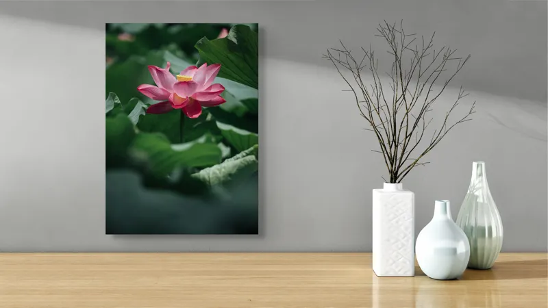 Tablou Canvas, "Frumusețea solitară a lotusului roz", Floare, Lotus, Roz, Frunze, Verde, Natură, Frumusețe, 39 x 54 cm – poza 4