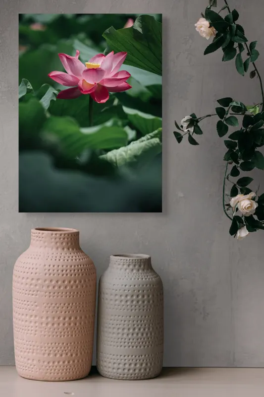 Tablou Canvas, "Frumusețea solitară a lotusului roz", Floare, Lotus, Roz, Frunze, Verde, Natură, Frumusețe, 39 x 54 cm – poza 6