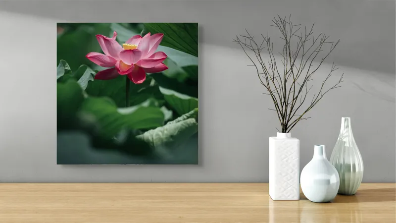 Tablou Canvas, "Frumusețea solitară a lotusului roz", Floare, Lotus, Roz, Frunze, Verde, Natură, Frumusețe, 50 x 50 cm – poza 3
