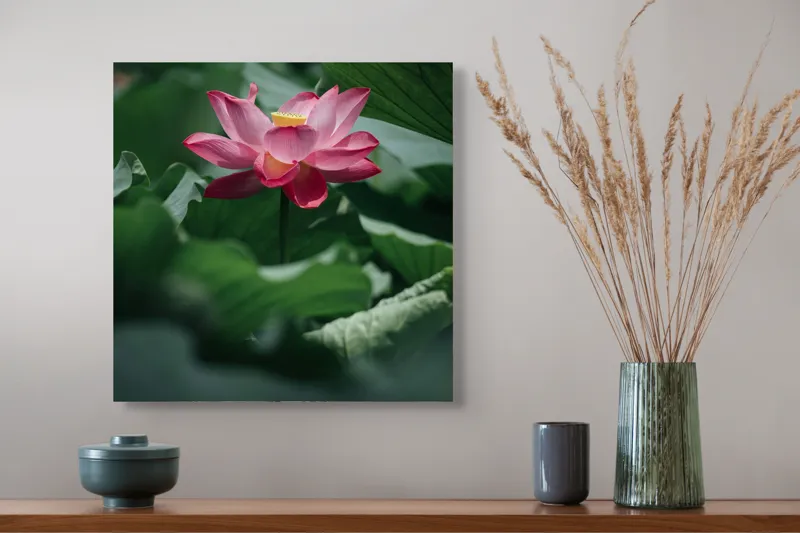 Tablou Canvas, "Frumusețea solitară a lotusului roz", Floare, Lotus, Roz, Frunze, Verde, Natură, Frumusețe, 50 x 50 cm – poza 4