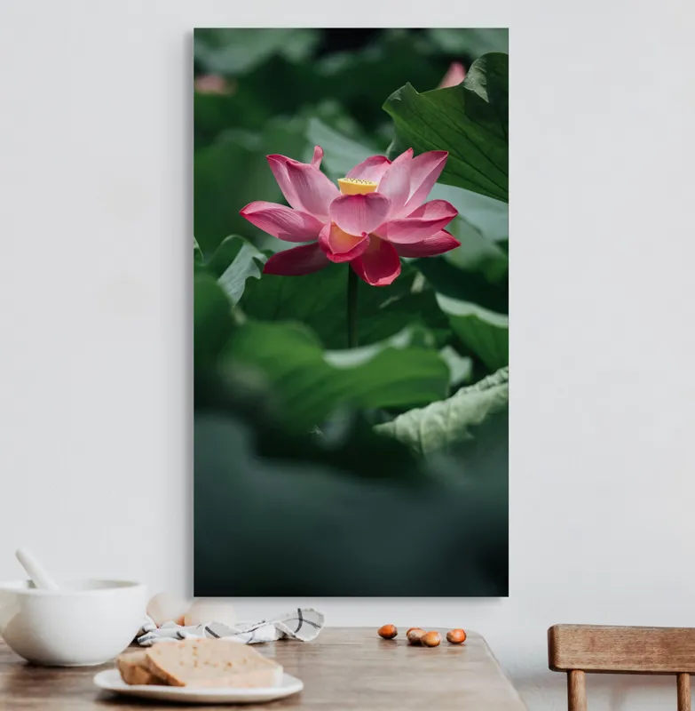 Tablou Canvas, "Frumusețea solitară a lotusului roz", Floare, Lotus, Roz, Frunze, Verde, Natură, Frumusețe, 50 x 90 cm – poza 3