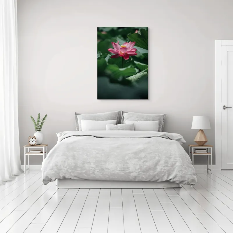 Tablou Canvas, "Frumusețea solitară a lotusului roz", Floare, Lotus, Roz, Frunze, Verde, Natură, Frumusețe, 70 x 100 cm – poza 3