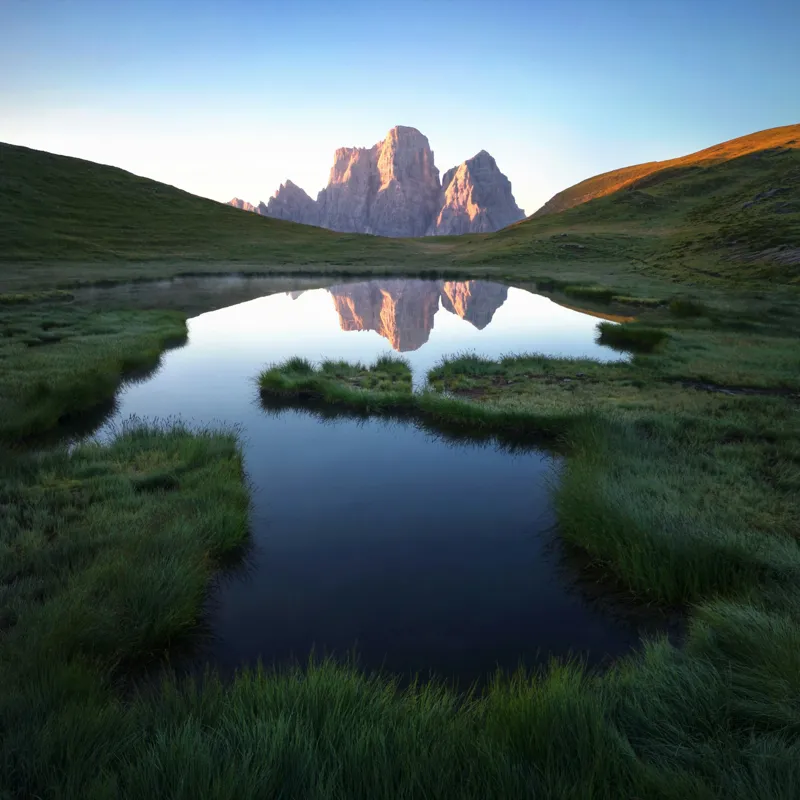 Tablou Canvas, "Reflecții ale crestelor în apă lină", Renastere, Reflexie, Liniste, Grandeur, Splendoare, Natura, Verdeata, Uimire, Serenitate, Maretie, 100 x 100 cm – poza 2