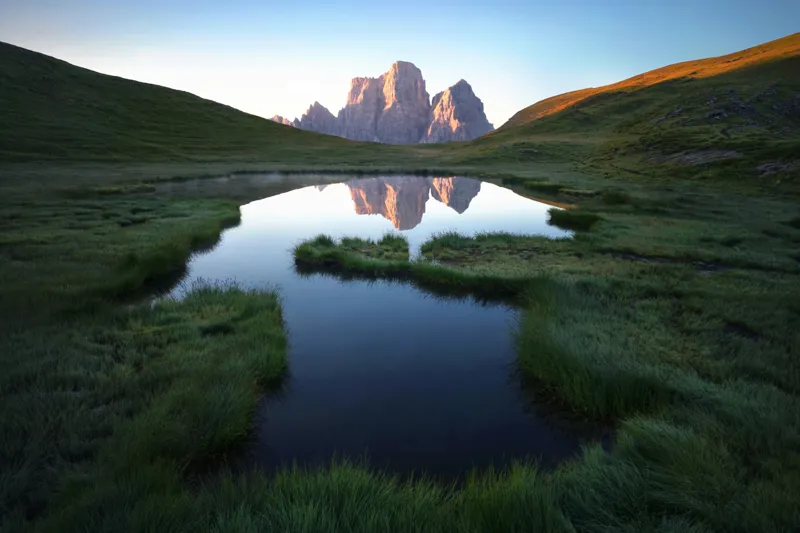 Tablou Canvas, "Reflecții ale crestelor în apă lină", Renastere, Reflexie, Liniste, Grandeur, Splendoare, Natura, Verdeata, Uimire, Serenitate, Maretie, 150 x 100 cm – poza 2