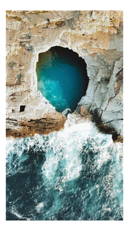 Tablou Canvas, "Tunelul albastru al mării agitate", Stâncă, Grota, Ocean, Valuri, Spumă, Turcoaz, Natură, Dramatic, Pitoresc, Contrast., 26 x 39 cm