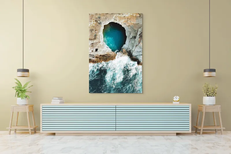 Tablou Canvas, "Tunelul albastru al mării agitate", Stâncă, Grota, Ocean, Valuri, Spumă, Turcoaz, Natură, Dramatic, Pitoresc, Contrast., 100 x 150 cm – poza 4