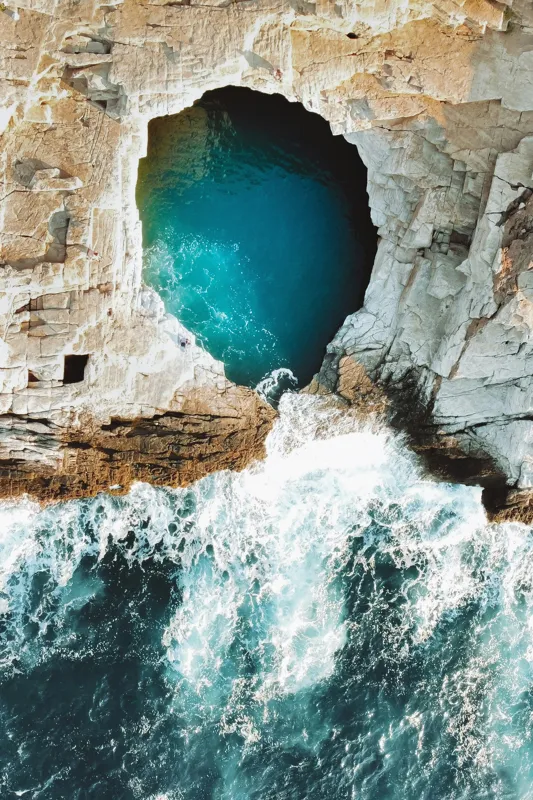 Tablou Canvas, "Tunelul albastru al mării agitate", Stâncă, Grota, Ocean, Valuri, Spumă, Turcoaz, Natură, Dramatic, Pitoresc, Contrast., 100 x 150 cm – poza 2