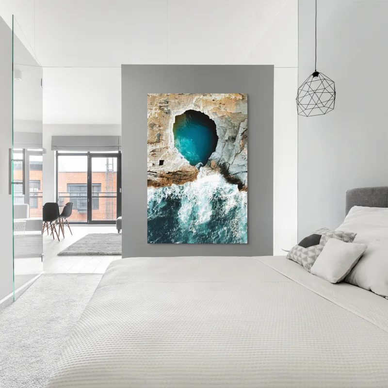Tablou Canvas, "Tunelul albastru al mării agitate", Stâncă, Grota, Ocean, Valuri, Spumă, Turcoaz, Natură, Dramatic, Pitoresc, Contrast., 100 x 150 cm – poza 5