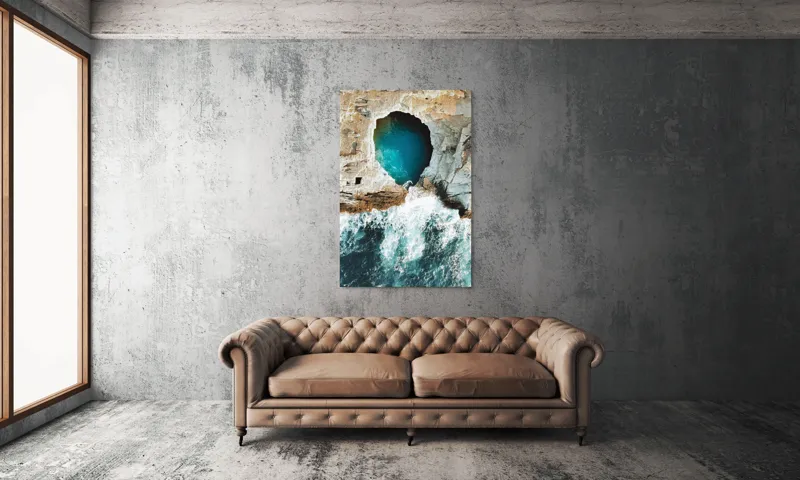 Tablou Canvas, "Tunelul albastru al mării agitate", Stâncă, Grota, Ocean, Valuri, Spumă, Turcoaz, Natură, Dramatic, Pitoresc, Contrast., 100 x 150 cm – poza 6