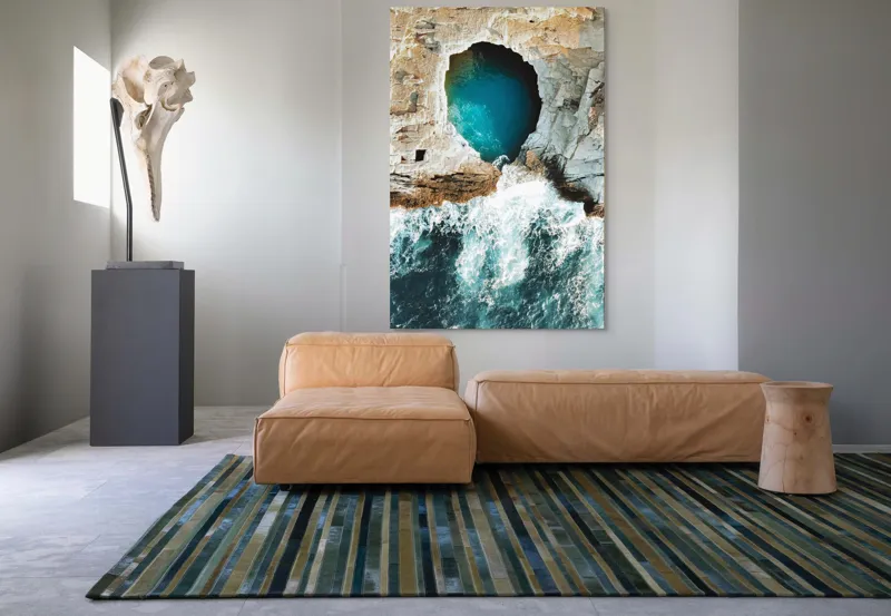 Tablou Canvas, "Tunelul albastru al mării agitate", Stâncă, Grota, Ocean, Valuri, Spumă, Turcoaz, Natură, Dramatic, Pitoresc, Contrast., 100 x 150 cm – poza 7