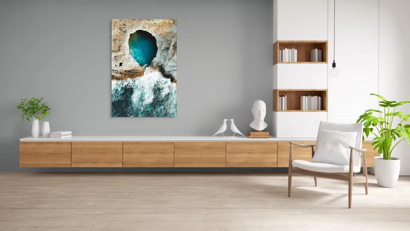 Tablou Canvas, "Tunelul albastru al mării agitate", Stâncă, Grota, Ocean, Valuri, Spumă, Turcoaz, Natură, Dramatic, Pitoresc, Contrast., 100 x 150 cm – poza 8