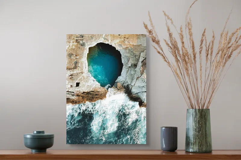 Tablou Canvas, "Tunelul albastru al mării agitate", Stâncă, Grota, Ocean, Valuri, Spumă, Turcoaz, Natură, Dramatic, Pitoresc, Contrast., 39 x 54 cm – poza 3