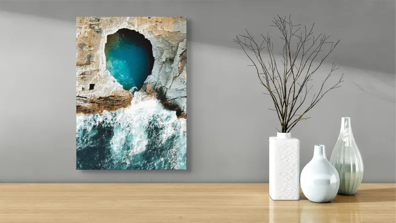 Tablou Canvas, "Tunelul albastru al mării agitate", Stâncă, Grota, Ocean, Valuri, Spumă, Turcoaz, Natură, Dramatic, Pitoresc, Contrast., 39 x 54 cm – poza 4