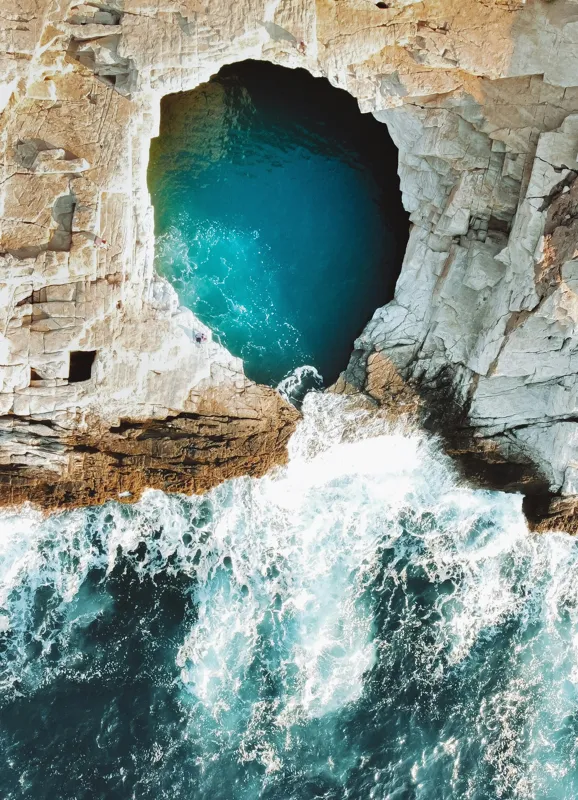 Tablou Canvas, "Tunelul albastru al mării agitate", Stâncă, Grota, Ocean, Valuri, Spumă, Turcoaz, Natură, Dramatic, Pitoresc, Contrast., 39 x 54 cm – poza 2