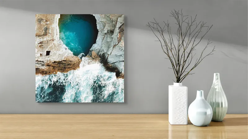 Tablou Canvas, "Tunelul albastru al mării agitate", Stâncă, Grota, Ocean, Valuri, Spumă, Turcoaz, Natură, Dramatic, Pitoresc, Contrast., 50 x 50 cm – poza 3