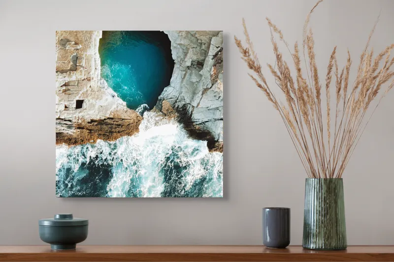 Tablou Canvas, "Tunelul albastru al mării agitate", Stâncă, Grota, Ocean, Valuri, Spumă, Turcoaz, Natură, Dramatic, Pitoresc, Contrast., 50 x 50 cm – poza 4